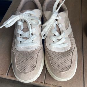 Old navy sneakers size 7